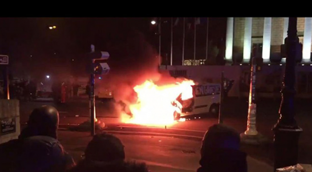Ambulans çalışanları Meclisin önünde ambulans yaktı Dün sabah erken saatlerden itibaren çalışma şartlarını protesto eden ambulans