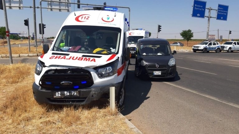 Adıyaman’da, hasta taşıyan ambulans ile hafif ticari aracın çarpışması sonucu