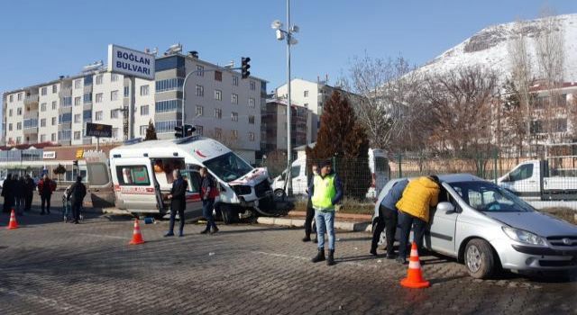 Bingöl’ün Solhan ilçesinde ambulans ile otomobilin çarpışması sonucu 5 kişi