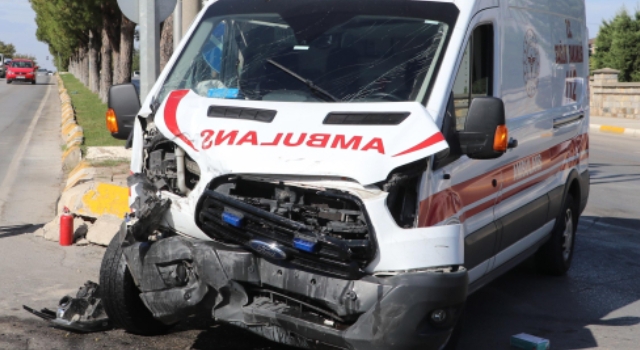 Ambulans İle Ticari Araç Çarpıştı: 5 Yaralı Kaza, saat 16.00 sıralarında Bahçelievler Mahallesi Uğur Mumcu Caddesi ile