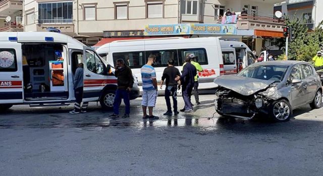 Atatürk Caddesi’nde seyir halinde olan ambulans, Ahmet Yesevi Bulvarı kavşağında