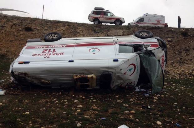 Karaman’ın Sarıveliler ilçesinde hasta sevkinden dönen ambulansın şarampole devrilmesi sonucu