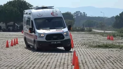 Yalova’da düzenlenen Ambulans Sürüş Güvenliği Eğitimi’nde (ASGE) şoför adayları zorlu