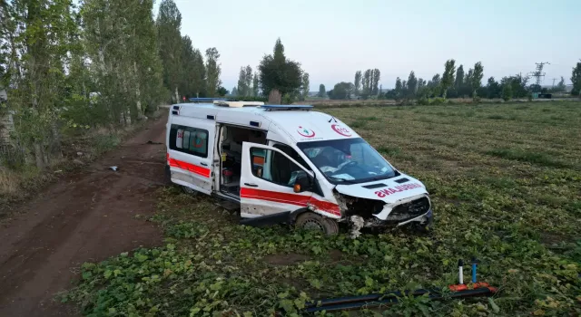 Afyonkarahisar’da ambulans ve otomobil çarpıştı. 5 kişinin yaralandığı kazada şoför