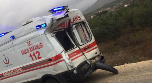 Mersin’in Silifke ilçesinde yaralı taşıyan ambulansa arkadan çarpan otobüs devrilerek