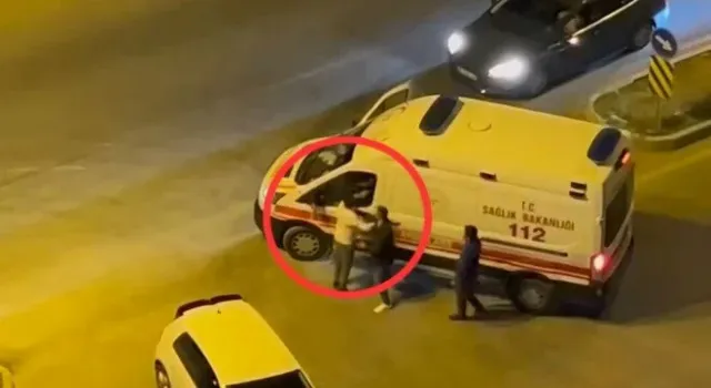Adana’da bir kişi sürücüsüyle tartıştığı ambulansın camını yumrukladı. Olay, gece