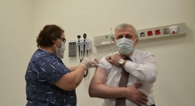 Bursa İl Sağlık Müdürü&nbsp;Dr. Fevzi Yavuzyılmaz, Çin firması&nbsp;Sinovac‘ın geliştirdiği&nbsp;CoronaVac&nbsp;aşının ilk