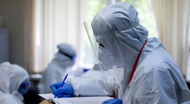 Yunanistan’da korona virüs salgını ile mücadele kapsamında sağlık çalışanlarına aşı