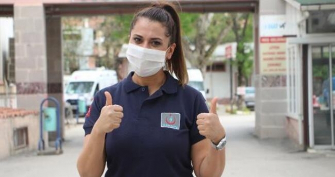 Koronavirüsü Yenen Özlem Hemşire Alkışlarla Göreve Başladı Turhal Devlet Hastanesi Acil Servisi’nde çalışan evli ve 2 çocuk