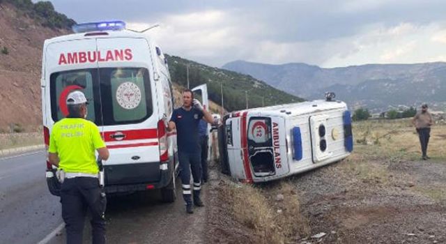 Denizli’de Ambulans Devrildi: 4 Yaralı Kaza, saat 18.00 sıralarında Serinhisar ilçesi çıkışında meydana geldi. İlçeden
