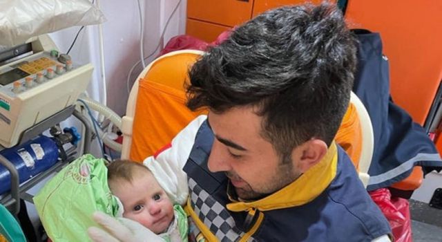 Kahramanmaraş merkezli deprem bölgesinde görev alan 112 ekipleri, enkazdan çıkarılan