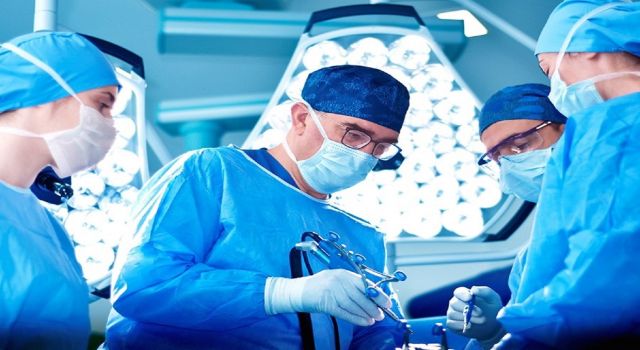 Dünyanın İlk Tam Otonom Diş Ameliyatı Gerçekleşti Yapay zekânın da ilerlemesiyle robotik teknolojileri iyice gelişmeye ve yaygınlaşmaya