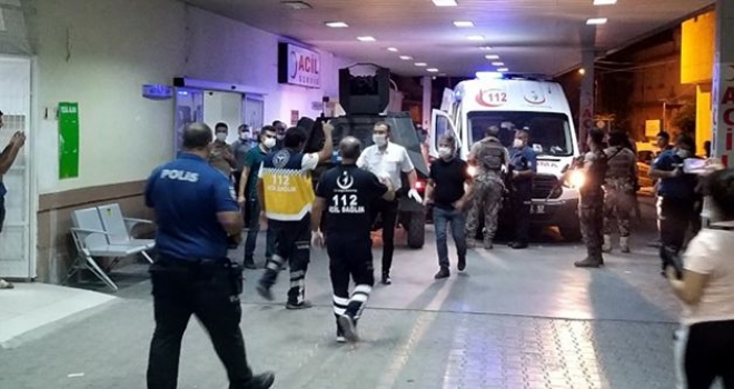 Yaralıya Ambulansta Ateş Ettiler: 3 Ölü Adana’nın Ceyhan ilçesinde düzenlenen silahlı saldırıda 3 kişi öldü. Gaziosmanpaşa