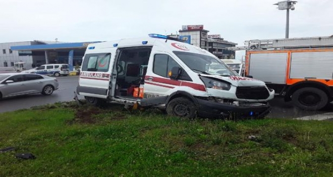 Ambulans ile Otomobil Çarpıştı: 1 Ölü, 1 Yaralı Kaza, saat 15.30 sıralarında Kozlu ilçesi Fatih Sitesi Mahallesi kavşağında
