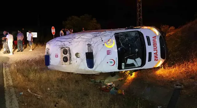 Elazığ’da ambulansın şarampole devrilmesi sonucu meydana gelen trafik kazasında, 3