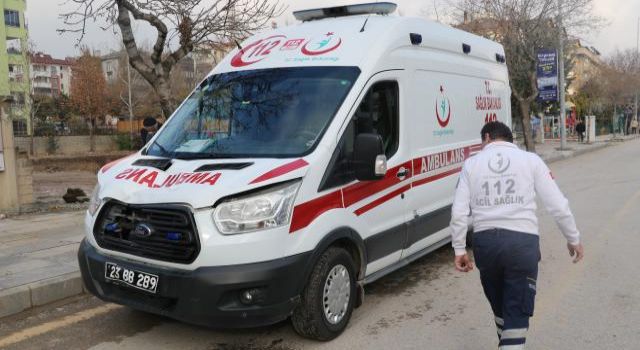 Elazığ’da Ambulans Yayaya Çarptı: 2 Yaralı Elazığ’da yolun karşısına geçmek isteyen yayaya ambulans çarptı. Olayda, yaya