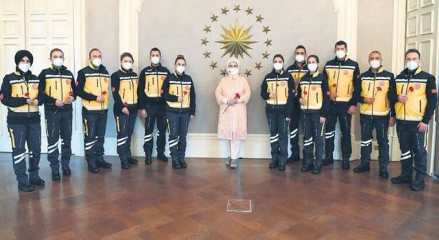 Emine Erdoğan, Paramediklerin Günlerini Kutladı Cumhurbaşkanı Recep Tayyip Erdoğan’ın eşi Emine Erdoğan, Cumhurbaşkanlığı sağlık ekibindeki