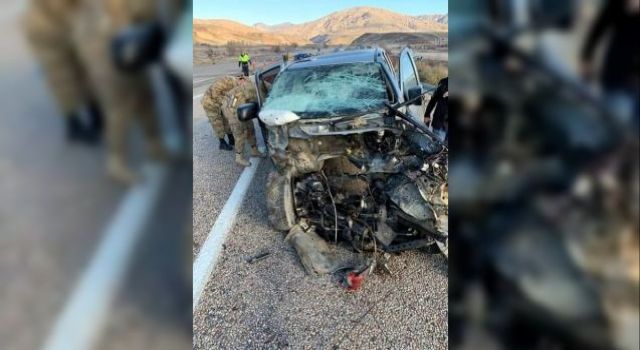 Erzincan’ın İliç ilçesinde iki otomobilin çarpışması sonucu meydana gelen trafik