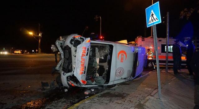 Balıkesir’de hasta almak üzere yola çıkan bir ambulans, otomobille çarpıştı.