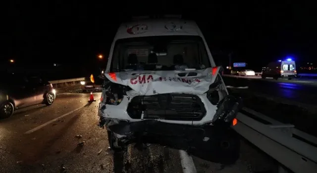 Hasta Sevki Yapan Ambulans Otomobille Çarpıştı: 1 Ölü, 5 Yaralı Kaza, akşam saatlerinde Kırıkkale-Ankara D200 karayolunda meydana geldi. Edinilen bilgiye