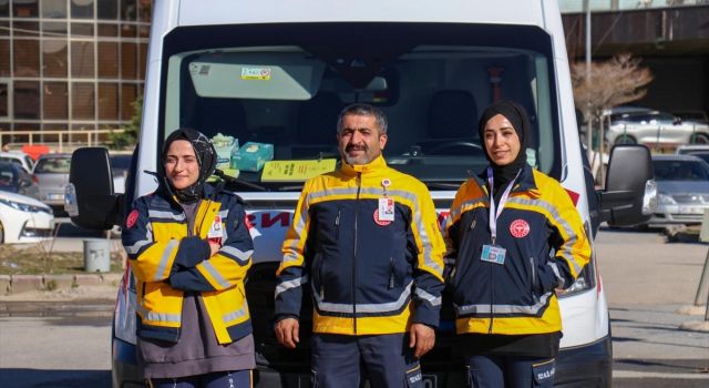 Hastalara Ulaşmak İçin En Geç 90 Saniyede Göreve Çıkıyorlar Ambulanslarla ulaştıkları hastalara ilk müdahaleyi yapan acil tıp teknikerleri ve