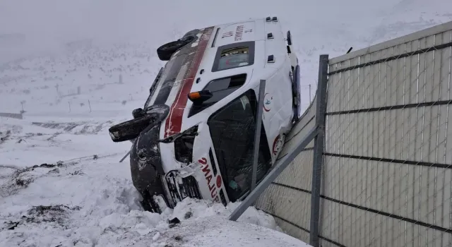 Kahramanmaraş’ın Elbistan-Nurhak karayolu üzerinde meydana gelen kazada, ambulans seyir halindeyken,