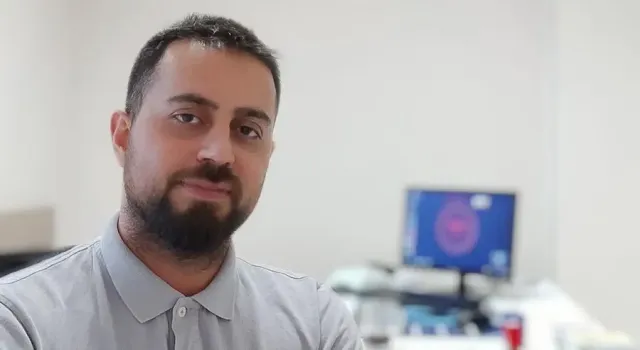 Kahreden Haber İzmir’den Geldi! Psikiyatri Uzmanı Evinde Asılı Bulundu Olay, gece Küçükçiğli Mahallesi’ndeki evde meydana geldi. Bornova Türkan Özilhan Devlet Hastanesi’nde