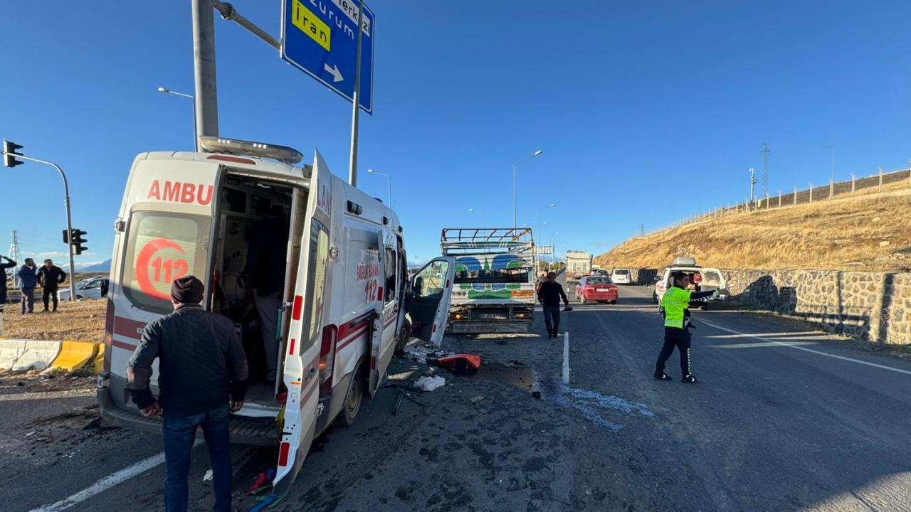 Ağrı'da ambulans ile kamyonetin çarpışması sonucu 2'si ağır 7 kişi