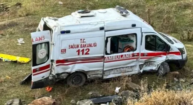 Kazaya Giden Ambulans Şarampole Yuvarlandı: 11 Yaralı Kaza Hizan ilçesinde Panor Dağı mevkiinde meydana geldi. Edinilen Bilgiye