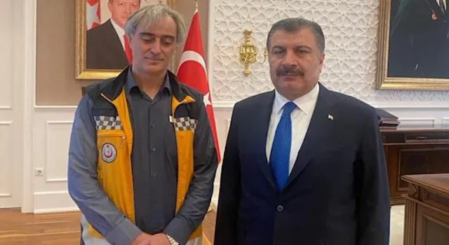 Kendisini Ambulansa Kilitlemişti… Bakan Koca İle Görüştü Sağlık Bakanı Fahrettin Koca, kendisiyle görüşmek için Sağlık Bakanlığı önünde