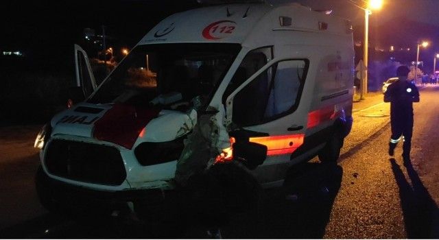 Aydın’ın Kuşadası ilçesinde bir ambulansın karıştığı kazada 2 kişi yaralandı.