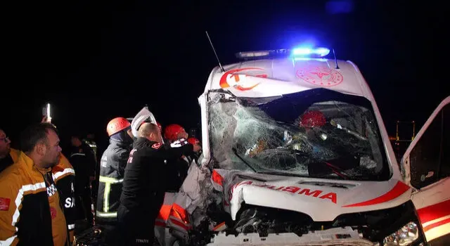 Manisa’nın Kula ilçesinde, yağış nedeniyle kayganlaşan yolda ambulans ile plastik