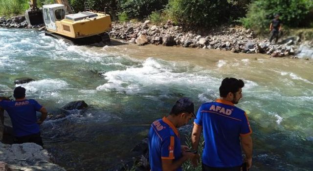 Siirt’in Pervari ilçesinde piknik yaptıkları sırada Müküs Çayı’na düşen arkadaşını