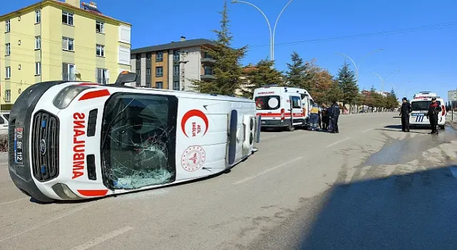 Otomobil ile Ambulans Çarpıştı: 6 Yaralı KARAMAN’da kavşakta otomobille çarpışan, hasta taşıyan ambulans devrildi. Kazada 2