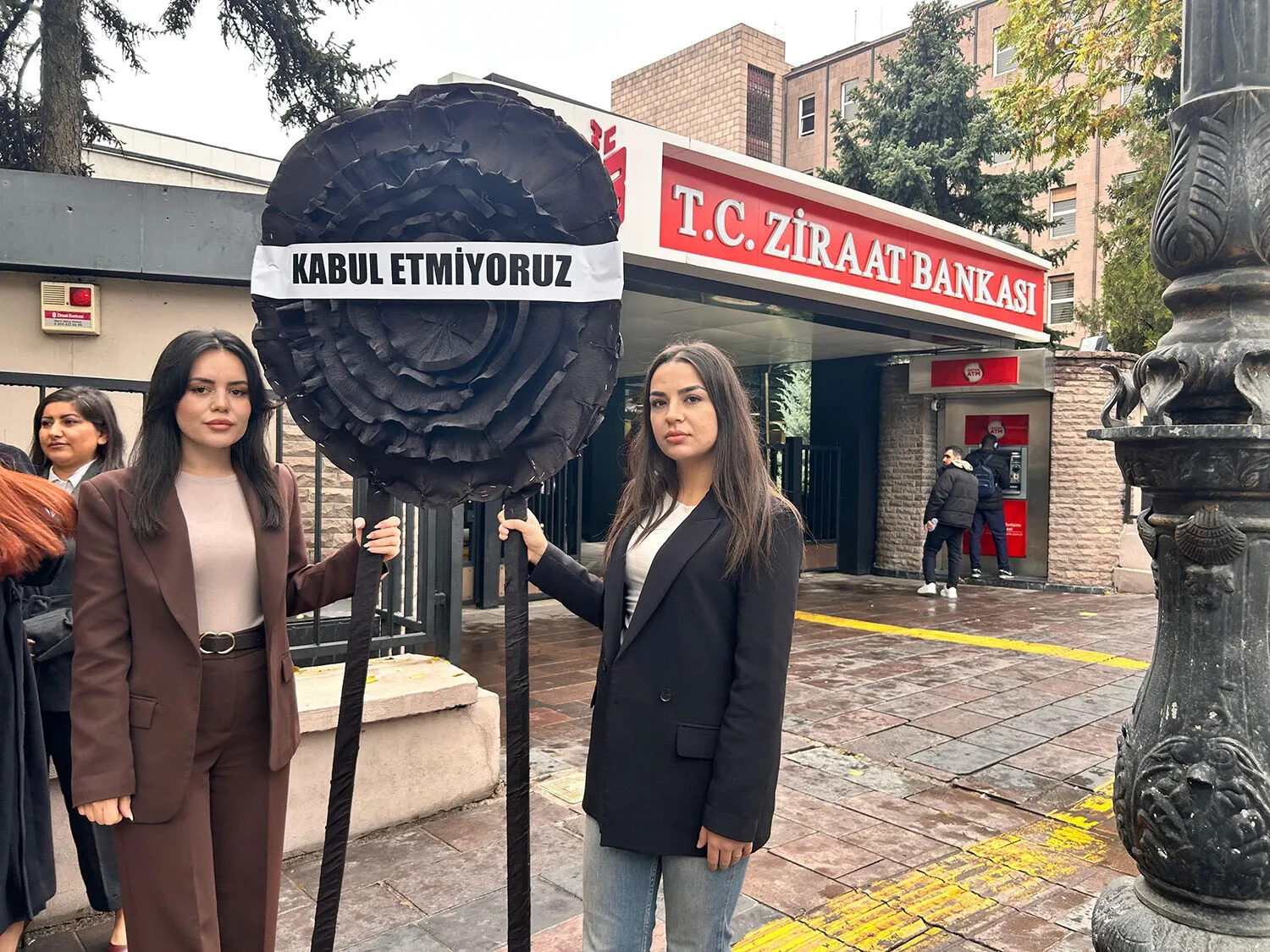 Genç Sağlık Sendikası'ndan Banka Promosyonu Tepkisi: "Yetkili Konfederasyon Sağlık Çalışanlarını
