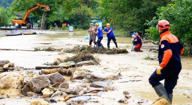 Sağlık Çalışanları Sel Bölgesinde Afet ve Acil Durum Yönetimi Başkanlığı (AFAD), Sinop’ta sağanağın sel ve