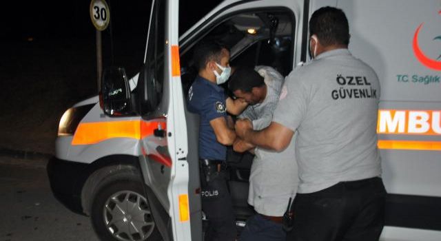 Gece saatlerinde Karaman Eğitim ve Araştırma Hastanesi Acil Servisi önünde