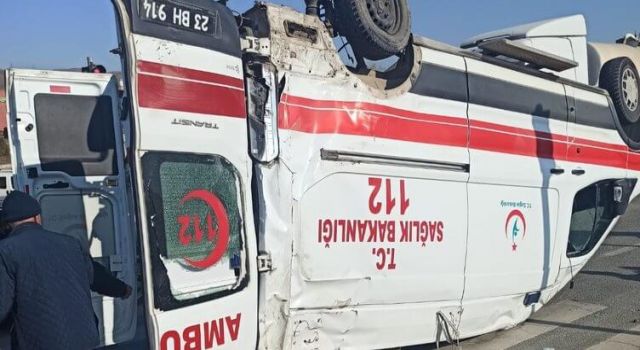 Elazığ’da hasta taşıyan ambulansa hafif ticari araç çarptı. Kazada, 4