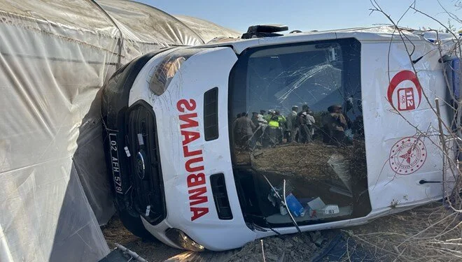 Hasta Taşıyan Ambulans İle Otomobil Çarpıştı: 8 Yaralı Adıyaman’ın Uzunköy mevkiinde meydana gelen kazada, H.B.Ç. yönetimindeki hasta taşıyan