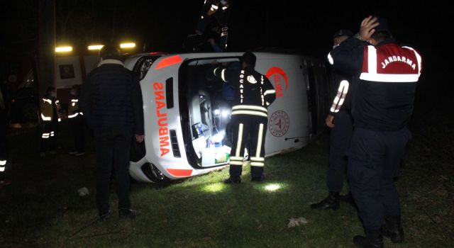 Vakaya Giden Ambulans Virajı Alamayınca Yan Yattı Kocaeli’nin İzmit ilçesine bağlı Karaabdülbaki Mahallesi ile Kurtdere yolu kesişiminde