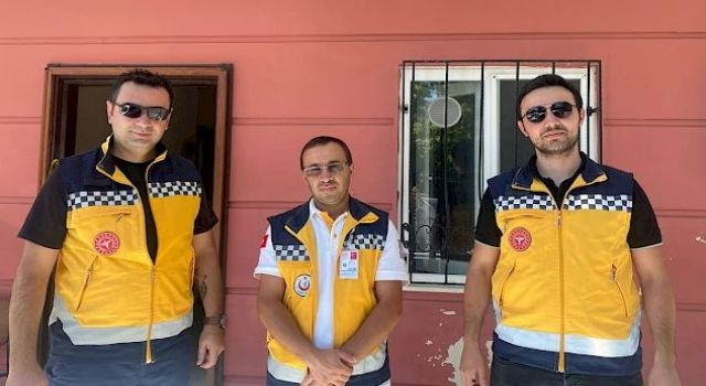 Yolda yaralı halde bulduğu köpeğe müdahale ederek hayatını kurtaran 112