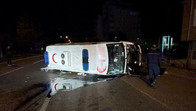 Samsun'un Atakum ilçesinde bir otomobil ile özel hastaneye ait ambulans