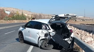 Çankırı’da yeni doğan bebek sevki yapan ambulans ile otomobilin çarpışması