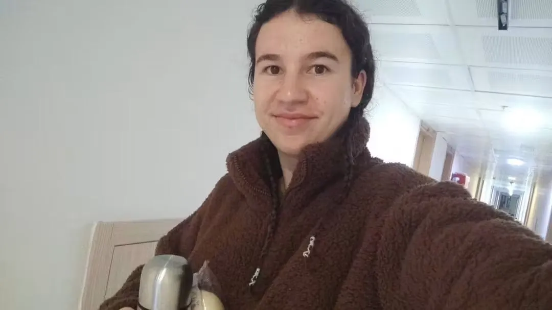 Devrilen Traktörün Altında Kalan 24 Yaşındaki Elvan Hemşire Hayatını Kaybetti Manisa’nın Selendi ilçesinde tarla çalışması sırasında devrilen traktörün altında kalan