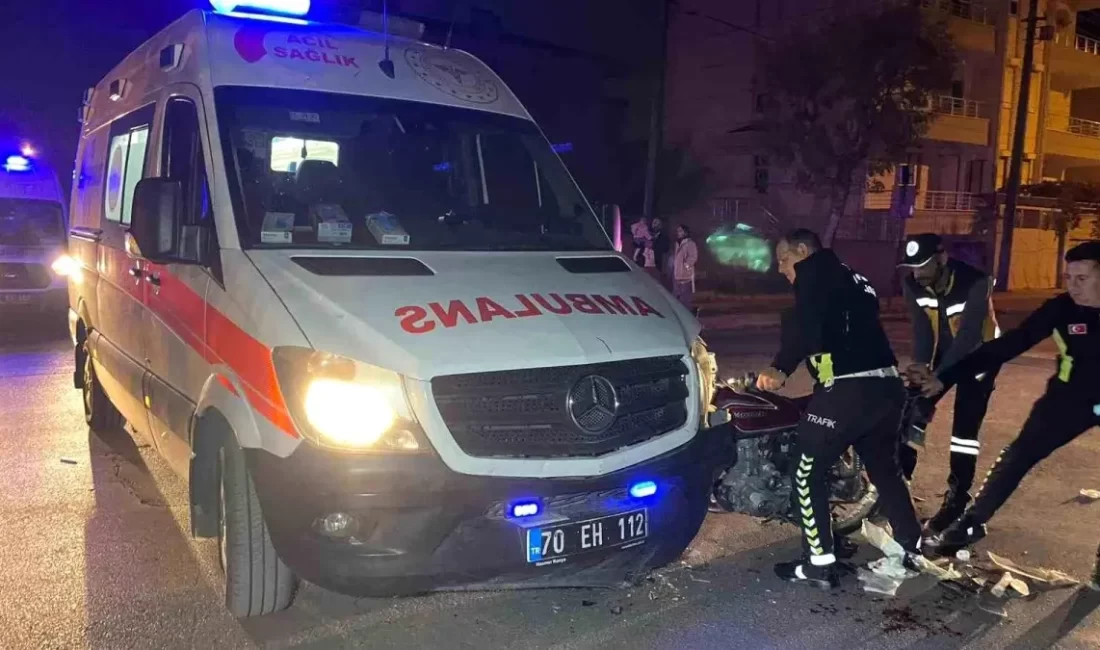 Karaman’ın İmaret Mahallesi’nde hastaneye yaralı taşıyan ambulans, motosikletle çarpıştı. Kazada