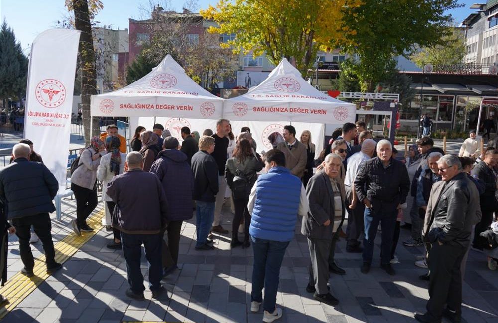 14 Kasım Dünya Diyabet Günü’nde Uşak İl Sağlık Müdürlüğü Farkındalık Etkinliği Düzenlendi 14 Kasım Dünya Diyabet Günü kapsamında Tiritoğlu Parkında bilgilendirme standı