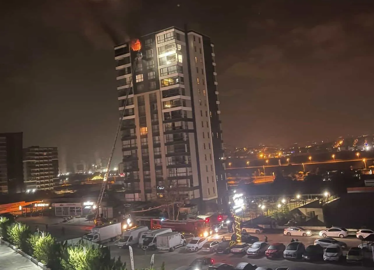 Ankara'da sağlık personeli Cihat Ozan Sezgin (38), 15’inci kattaki evinde