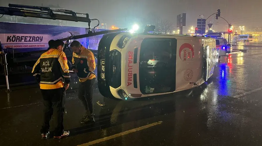 Kocaeli’nin İzmit ilçesinde hasta taşıyan bir ambulansın minibüsle çarpışması sonucu