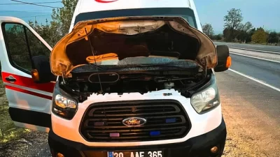 Denizli’nin Buldan ilçesinde görev dönüşü seyreden bir ambulans, motor bölümünde
