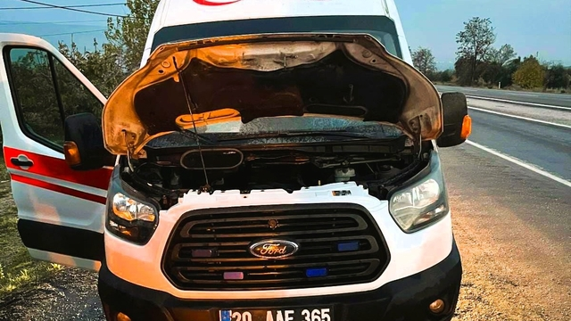 Denizli’de Seyir Halindeki Ambulans Alev Aldı Denizli’nin Buldan ilçesinde görev dönüşü seyreden bir ambulans, motor bölümünde